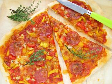 Pizza orkiszowa z cukinią, salami i mozzarellą