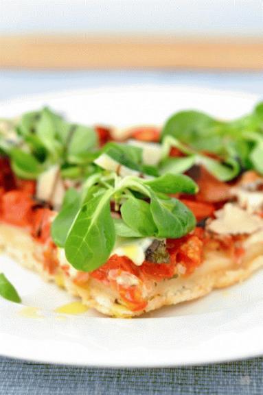 Pizza z roszponką, mozzarellą i pomidorami na ziołowym spodzie