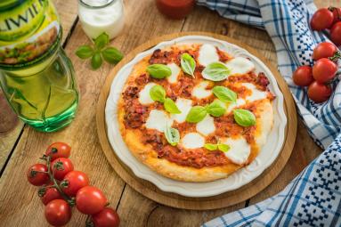 Pizza z sosem bolońskim i mozzarellą