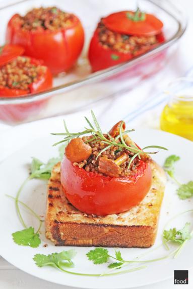 Pomidory faszerowane kaszą gryczaną i kurkami, podawane na grillowanej chałce