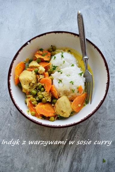 Potrawka z indyka w sosie curry z warzywami 