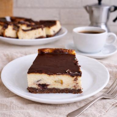 Prosty sernik na kakaowym spodzie