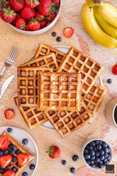 Proteinowe gofry ze skyrem i bananem
