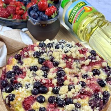 Puchate ciasto z owocami i budyniem