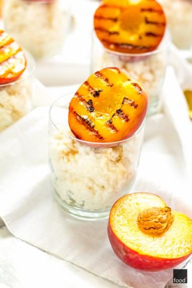 Pudding ryżowy z kardamonem i grillowanymi brzoskwiniami