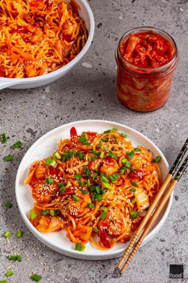 Ramen stir-fry z kimchi i krewetkami
