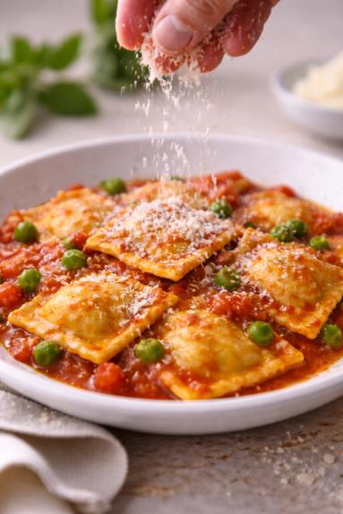 Ravioli  w pomidorach z zielonym groszkiem