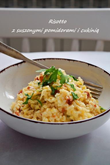 Risotto z cukinią i suszonymi pomidorami 