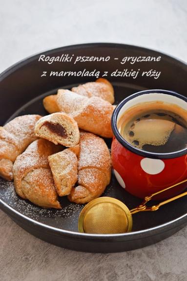 Rogaliki gryczane z marmoladą z dzikiej róży