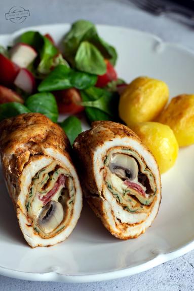Roladki drobiowe z naleśnikiem, pieczarką i serem