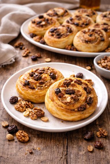 Rolsy drożdżowe z bakaliami