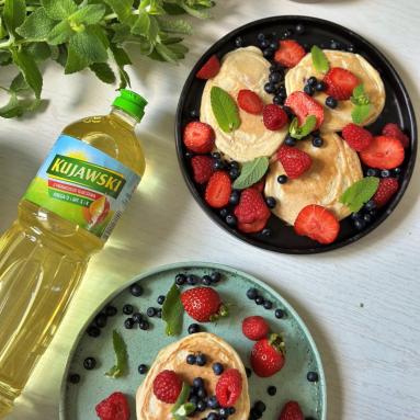 Roślinne pancakes z owocami