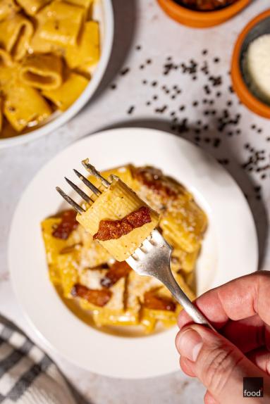 Rzymska carbonara z mezze maniche