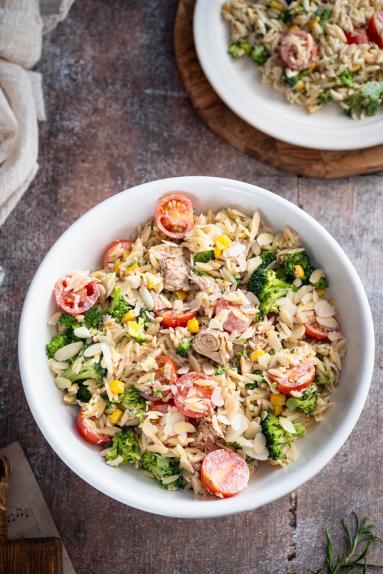 Sałatka makaronowa z tuńczykiem i brokułem