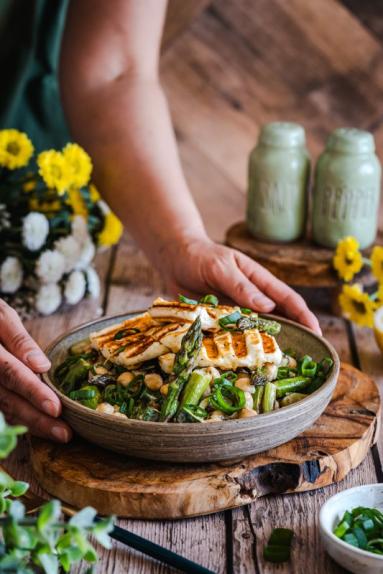 Sałatka z halloumi, szparagami i ciecierzycą