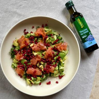 Sałatka z łososiem, awokado i granatem