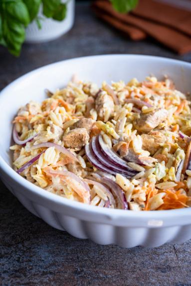 Sałatka z makaronem orzo, kurczakiem i marchewką