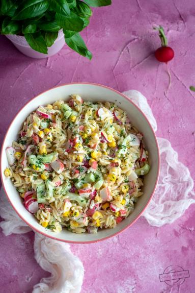 Sałatka z makaronem orzo oraz surimi