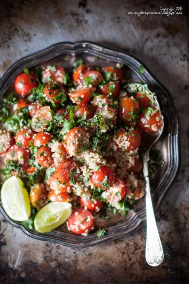 Sałatka z quinoa, pomidorkami koktajlowymi i świeżą miętą 