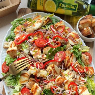 Sałatka z serem halloumi i ziołowymi grzankami