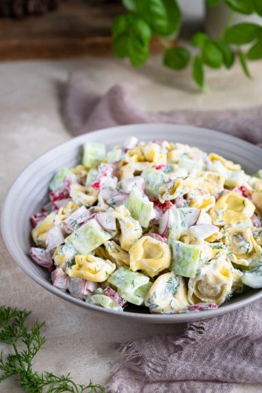 Sałatka z tortellini i rzodkiewką