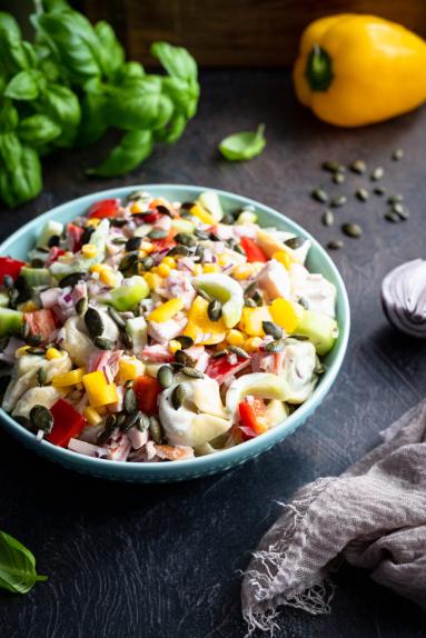 Sałatka z wędzonym kurczakiem i tortellini „Party hit”