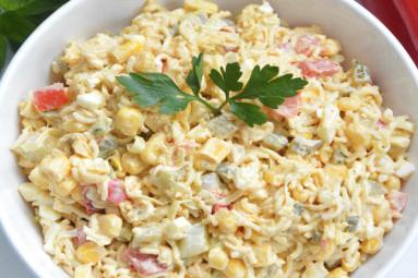 Sałatka z zupek chińskich – klasyczny przepis na szybką sałatkę imprezową