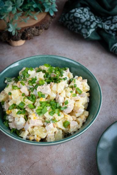 Sałatka ziemniaczana z wędzonym kurczakiem i marynowanymi pieczarkami