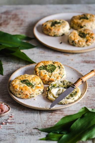 Scones z czosnkiem niedźwiedzim i fetą