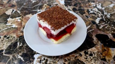 Sernik na zimno na biszkoptach z galaretką i truskawkami bez pieczenia + film – Smakowite Dania