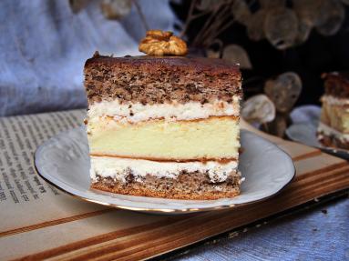 Sernik orzechowy z kremem