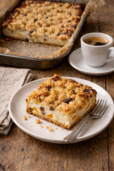 Sernik z brzoskwiniami i kruszonką