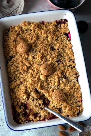 Śliwki pod kruszonką z ciasteczkami amaretti