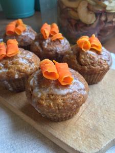 Słotom precz czyli marchewkowo-pomarańczowe muffinki z lukrem