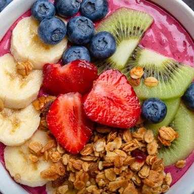 Smoothie bowl z owocami i granolą &#8211; zdrowe śniadanie pełne witamin