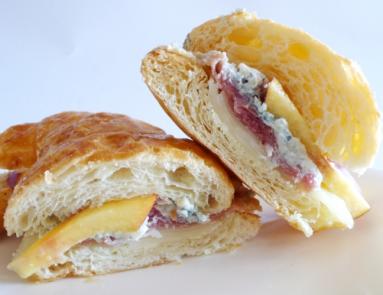 Śniadanie do łóżka #8: Croissant z szynką serrano, serem blue i nektarynką