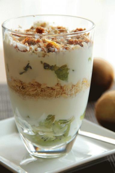 Śniadanie Mistrzów - jogurt z kiwi i musli
