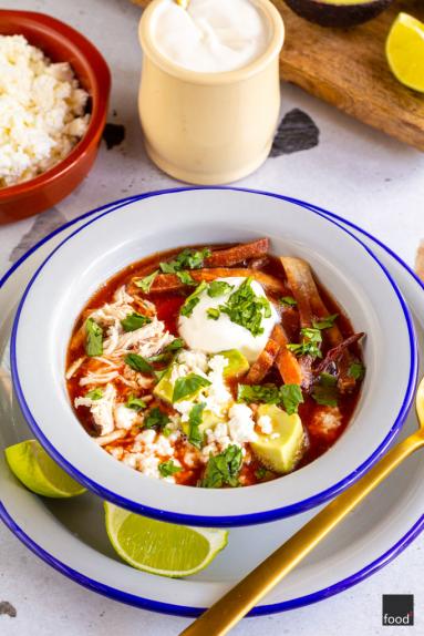 Sopa azteca (sopa de tortilla) – meksykańska pomidorowa