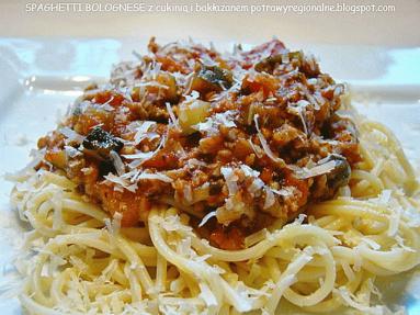 Spaghetti bolognese z bakłażanem i cukinią