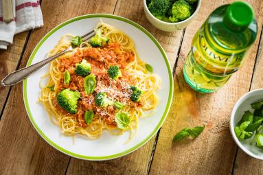 Spaghetti bolognese z brokułami