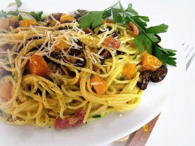 Spaghetti carbonara z dynią i czerwoną fasolką