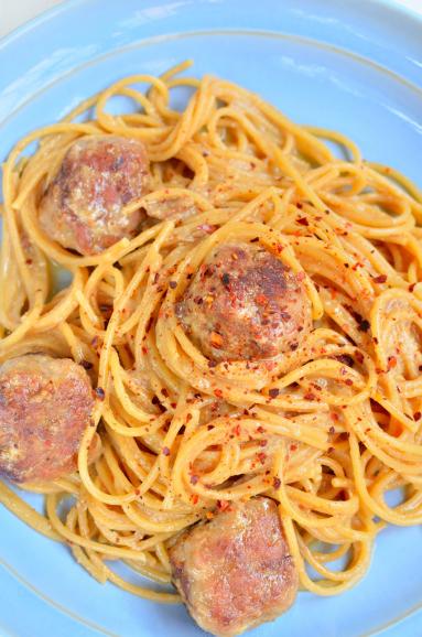 Spaghetti carbonara z miso i pulpecikami