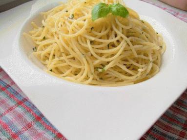 Spaghetti z okruszkami i  bazylią 