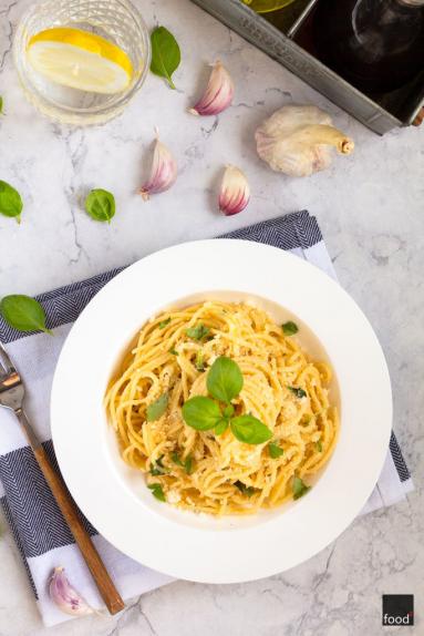 Spaghetti z oliwą, czosnkiem, bazylią i parmezanem