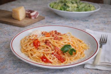 Spaghetti z pancettą i czerwoną papryką