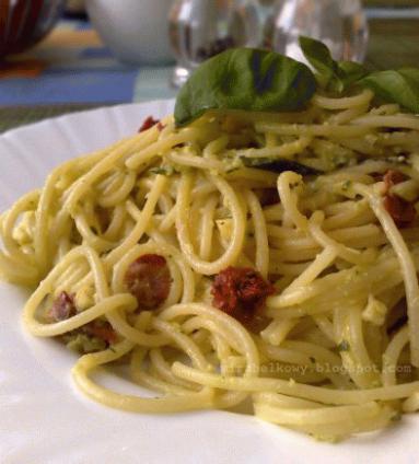 Spaghetti z pesto z awokado