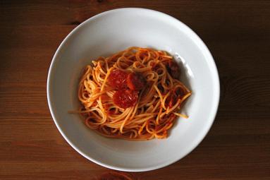 Spaghetti z pomidorowym sosem z  chorizo