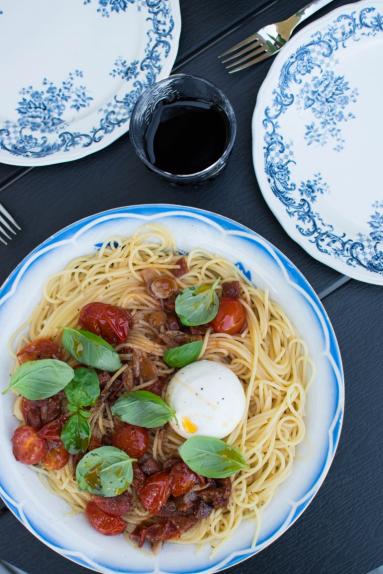 Spaghetti z sosem ze świeżych pomidorów i burratą