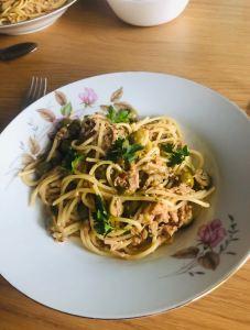 Spaghetti z tuńczykiem, oliwkami i czerwoną papryką