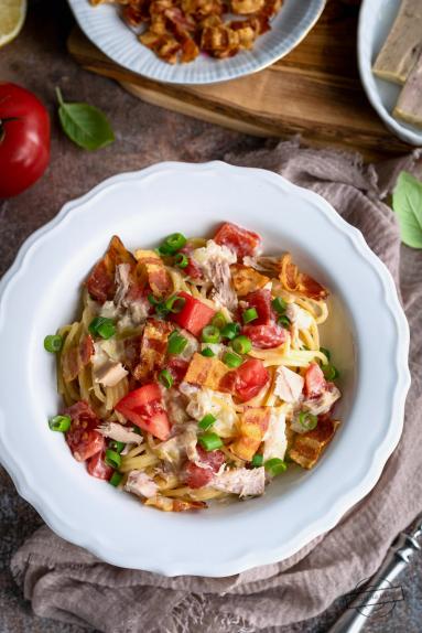 Spaghetti z tuńczykiem, pomidorem i boczkiem